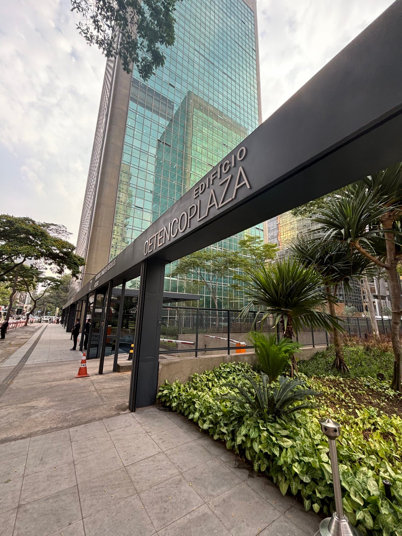 Entrada externa do Edifício Cetenco Plaza na Avenida Paulista, 1842